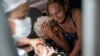 Una anciana recibe una inyección de la vacuna Sinovac CoronaVac de China como parte de un programa prioritario de vacunación COVID-19 para ancianos en un centro de vacunación de autoservicio en Río de Janeiro, Brasil, el 1 de febrero de 2021.
