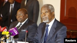 Benjamin Mkapa, yahoze ari perezida wa Tanzaniya, i bubamfu, ari kumwe na Kofi Annan yahoze ari umunyamabanga mukuru w'ishirahamwe O-N-U, i buryo.