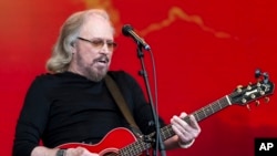 Ca sỹ Barry Gibb trên sân khấu ở Somerset, Anh, hôm 25/6/2017. Ông là thành viên duy nhất còn sống của ban nhạc và vừa được phong tước Hiệp sỹ.