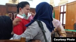 Meiliana menangis (kiri) di pengadilan negeri Medan usai menerima vonis hukuman 18 bulan penjara. (Courtesy: Ranto Sibarani).