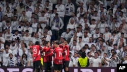 Tijjani Reijnders (14), del Milan, festeja con sus compañeros luego de anotar el tercer gol del conjunto italiano ante el Real Madrid, el martes 5 de noviembre de 2024, en el estadio Santiago Bernabéu.