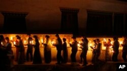 People, many of them Tibetan exiles, hold candle light vigil in solidarity with Tibetans who have self-immolated, Katmandu, Nepal, Feb. 13, 2013.