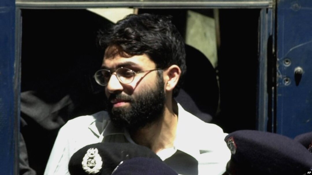 ARCHIVO - En esta foto de archivo del 19 de marzo de 2002, Ahmed Omar Saeed Sheikh, presunto autor intelectual del secuestro y asesinato del periodista Daniel Pearl, del Wall Street Journal, comparece ante la corte en Karachi, Pakistán. La Corte Suprema o