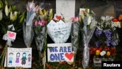 Rangkaian bunga dan berbagai poster menghiasi tempat peringatan untuk para korban penembakan di masjid dekat masjid Linwood di Christchurch, Selandia Baru, 16 Maret 2019. (Foto: Reuters)