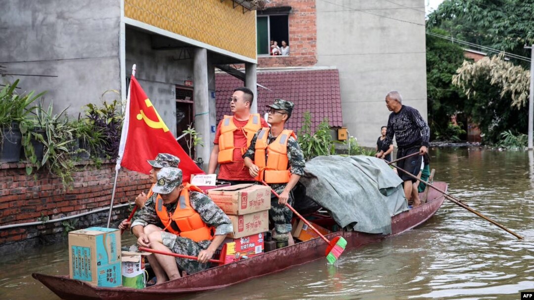 Pekerja komunitas dan sukarelawan mengirimkan bantuan makanan dan kebutuhan pokok untuk penduduk yang terdampak banjir di Neijiang, provinsi Sichuan, barat daya China, 19 Agustus 2020. 