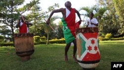 Des joueurs de tambours traditionnels burundais, en exil au Rwanda, à Kigali, le 24 avril 2017.