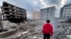 Un hombre observa los edificios destruidos por los ataques aéreos israelíes en Dahiyeh, Beirut, Líbano, el lunes 7 de octubre de 2024.