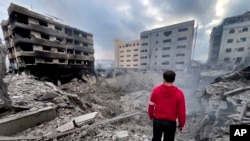 Un hombre observa los edificios destruidos por los ataques aéreos israelíes en Dahiyeh, Beirut, Líbano, el lunes 7 de octubre de 2024.