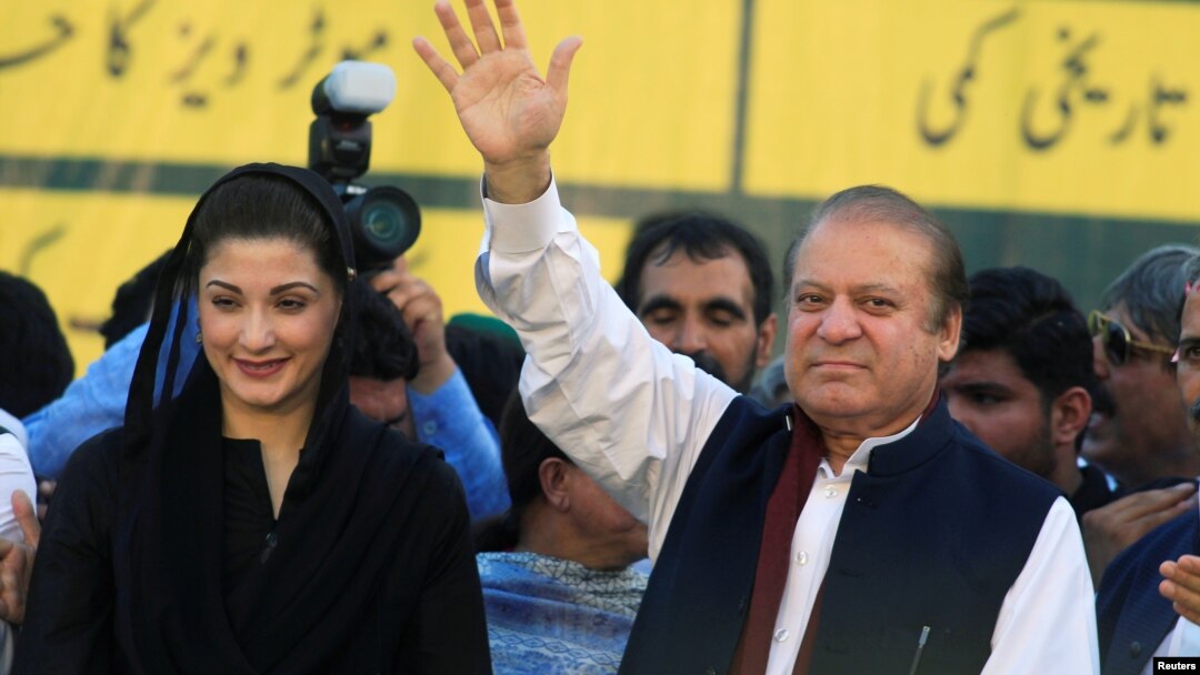 نواز شریف اور ان کی صاحب زادی مریم نواز ایک جلسے میں کارکنوں کے نعروں کا جواب دے رہے ہیں۔ (فائل فوٹو)