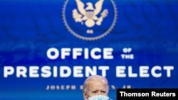 El presidente electo Joe Biden se dispone a hablar con los medios desde sus oficinas en Wilmigton, Delaware, el 7 de enero de 2021.