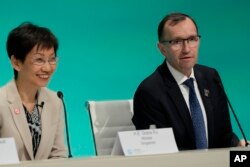 FILE - Espen Barth Eide, right, minister for climate and environment of Norway, and Grace Fu, minister of environment for Singapore, attend a news conference at the COP28 U.N. Climate Summit, Friday, Dec. 8, 2023, in Dubai, United Arab Emirates.