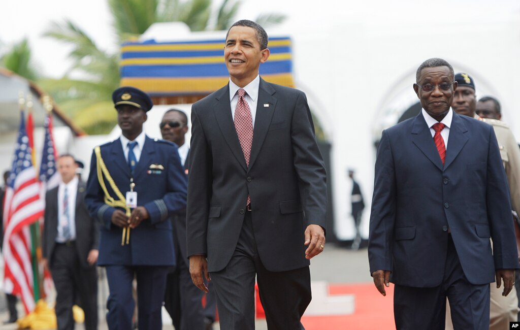 Rais Barack Obama akitembea na rais wa Ghana John Atta Mills, (kulia), katika Ikulu ya rais Accra, Ghana, Jumamosi, Julai 11, 2009.