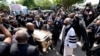 El reverendo Al Sharpton observa el féretro de George Floyd frente a la iglesia de la Fuente de Alabanza en Houston, Texas.