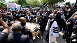 El reverendo Al Sharpton observa el féretro de George Floyd frente a la iglesia de la Fuente de Alabanza en Houston, Texas.