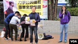 香港社民連立法會議員梁國雄(右一)擺街站爭取公民提名。(社民連社交網站圖片)