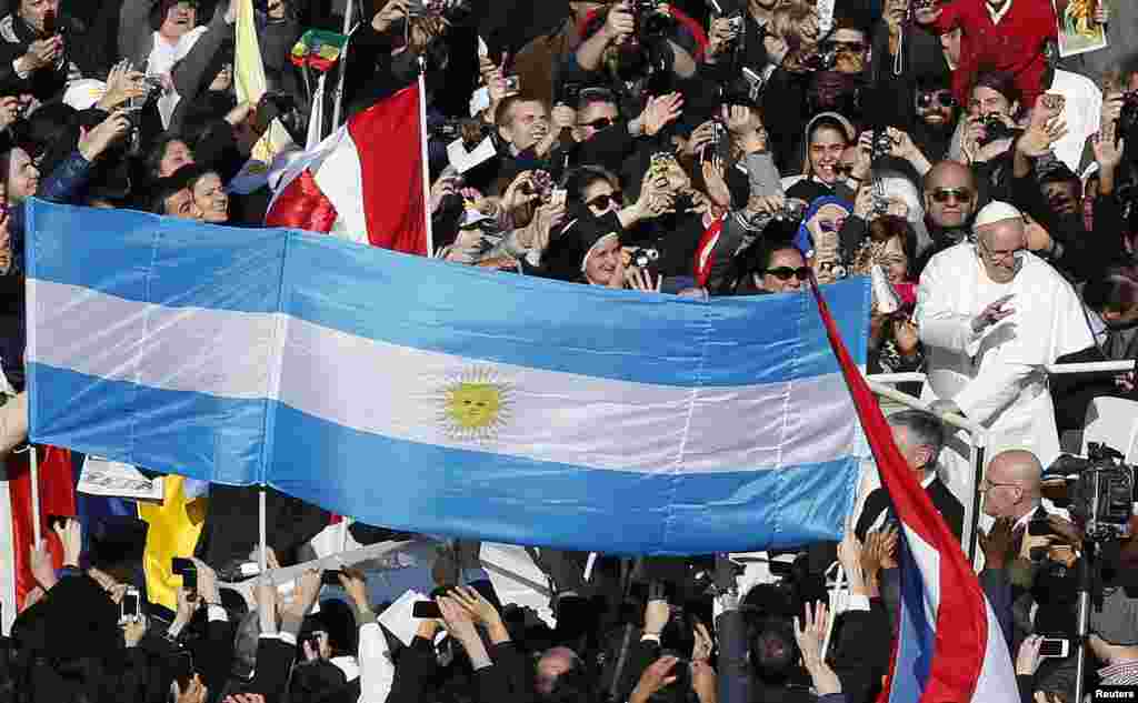 Una gran bandera argentina da la bienvenida al papa Francisco.