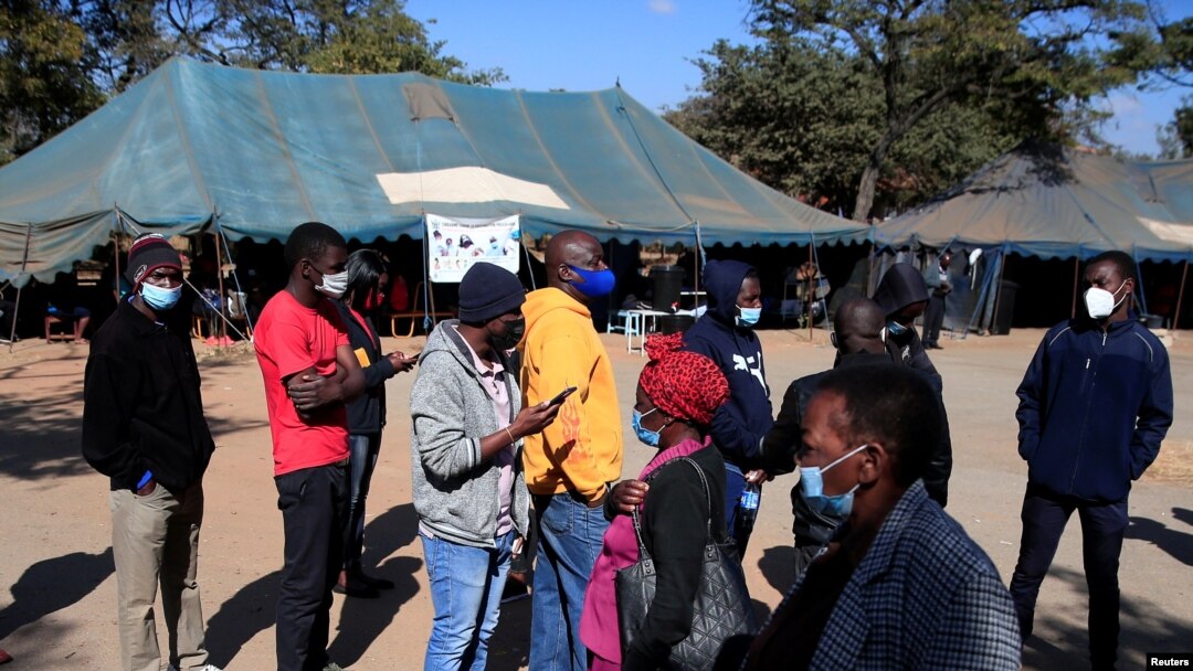 Abenegihugu ku murongo barindiriye gucandarwa COVID-19 i Harare, muri Zimbabwe, kw'itariki ya 8/07/2021.