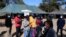 Des gens font la queue pour se faire vacciner contre le COVID-19 dans une clinique de Harare, au Zimbabwe, le 8 juillet 2021.