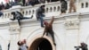 Un manifestante gesticula la polic&#237;a del Capitolioen el pasillo fuera de la c&#225;mara del Senado.