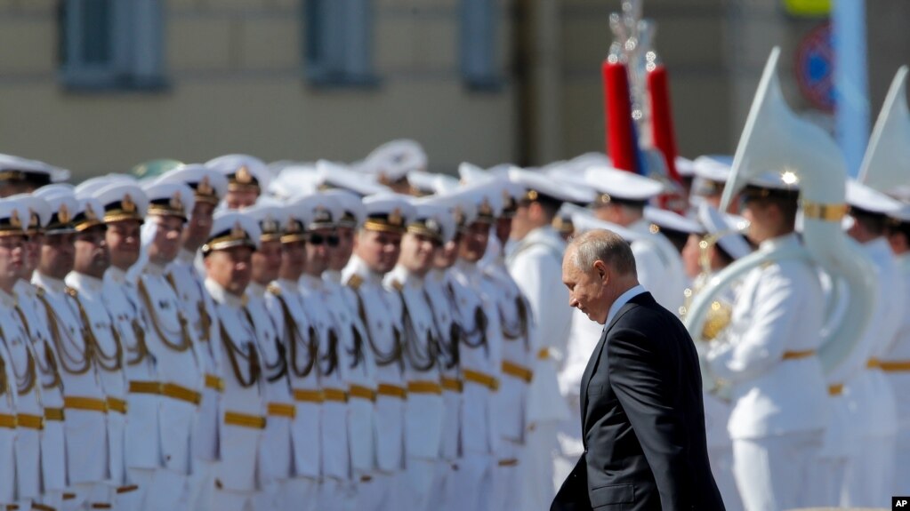 俄罗斯总统普京在圣彼得堡视察俄罗斯海军。（2020年7月26日）(photo:VOA)