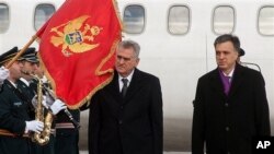 Predsednici Srbije i Crne Gore, Tomislav Nikolić i Filip Vujanović, na aerodoromu Golubovci 18. januara 2013. 