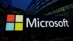 Logo Microsoft di kantor Microsoft di Issy-les-Moulineaux dekat Paris, Prancis, 25 Maret 2024. (Foto: REUTERS/Gonzalo Fuentes)