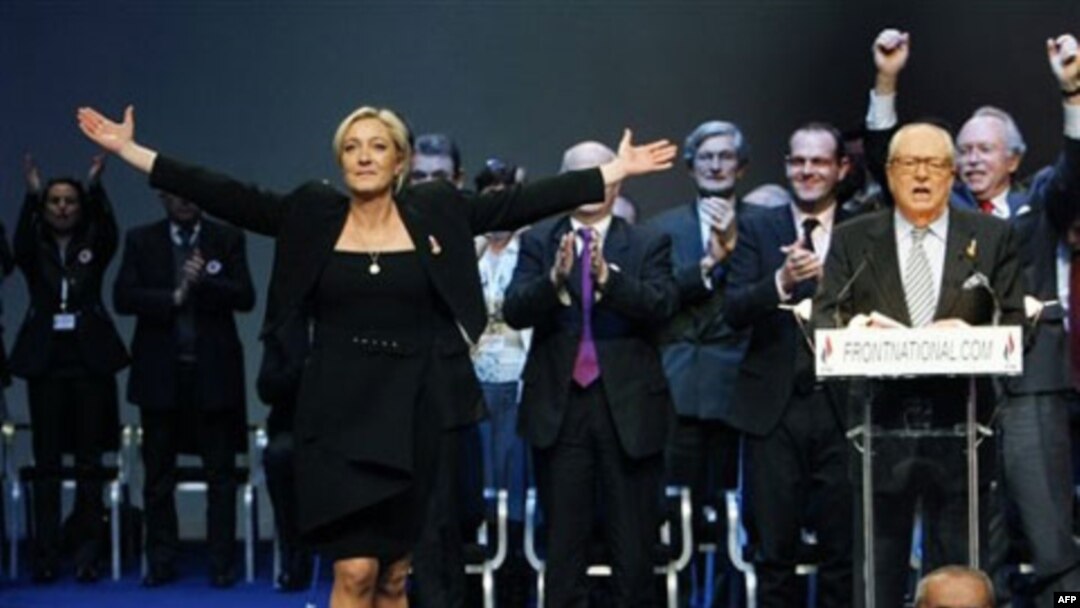 Marin Le Pen. O'ng tomonda uning otasi, taniqli millatchi siyosatchi, 2002 yilda prezidentlik uchun bellashgan Jan-Mari Le Pen. Ikkala siyosatchi immigratsiya, Yevropa Ittifoqi va musulmonlarga qarshi g'oyalarni ilgari suradi.
