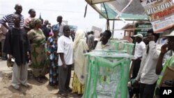 Mutane su na layi domin zaben da aka dage ranar asabar da ta shige a Ibadan, Jihar Oyo.