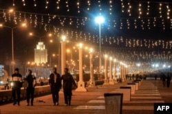 Orang-orang berjalan di sepanjang tepi pantai yang dihias, pada hari pertama bulan suci Ramadan, di kota terbesar kedua di Libya, Benghazi, 1 Maret 2025.