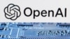 El logotipo de OpenAI se ve cerca de la placa base de la computadora en esta ilustración tomada el 8 de enero de 2024.