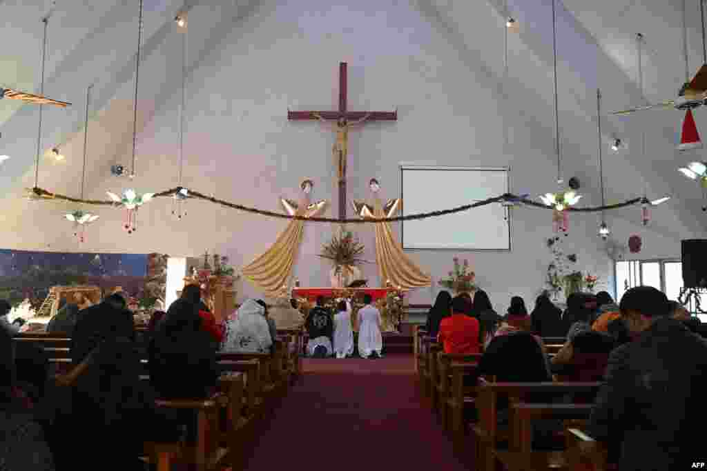 اسلام آباد کے فاطمہ چرچ میں لوگ کرسمس کے موقع پر عبادات میں مصروف ہیں۔ &nbsp;