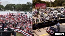 Composición de los actos de campaña protagonizados en Florida, el 29 de octubre, por Donald Trump, en Tampa, y Joe Biden, frente a una audiencia que permaneció en sus carros, en Coconut Creek.