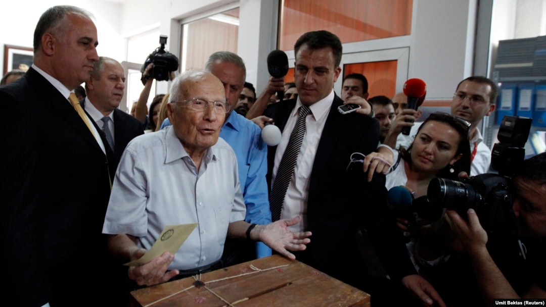 Kenan Evren 2010'da Anayasa referandumunda oy kullanırken