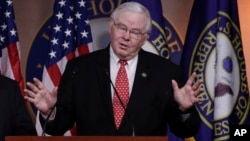 El congresista Joe Barton ha dicho que durante esa época, mientras estuvo separado de su segunda esposa de la cual posteriormente se divorció, tuvo relaciones sexuales “con otras mujeres adultas”.