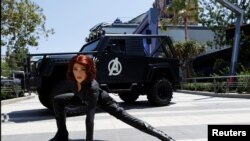 Sosok Black Widow terlihat jelang pembukaan area Avengers Campus di Disney California Adventure Park di Anaheim, California, AS, 1 Juni 2021. (Foto: REUTERS/Mario Anzuoni)