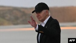 El presidente de Estados Unidos, Joe Biden, desciende del Air Force One a su llegada al Aeropuerto Internacional de Los Ángeles en Los Ángeles, California, el 15 de junio de 2024. Biden está en Los Ángeles para una recaudación de fondos de campaña.