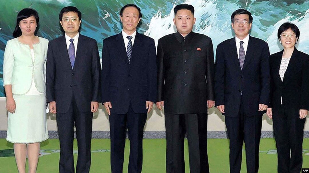 Foto yang dirilis oleh Pusat Pemberitaan Korut (KCNA) melalui Korea News Service (KNS) ini menunjukkan pemimpin Korut Kim Jong-Un (tiga dari kanan) berpose bersama delegasi partai Komunis Tiongkok dibawah pimpinan Wang Jiarui (tiga dari kiri) (3/8).