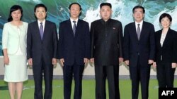 Foto yang dirilis oleh Pusat Pemberitaan Korut (KCNA) melalui Korea News Service (KNS) ini menunjukkan pemimpin Korut Kim Jong-Un (tiga dari kanan) berpose bersama delegasi partai Komunis Tiongkok dibawah pimpinan Wang Jiarui (tiga dari kiri) (3/8).