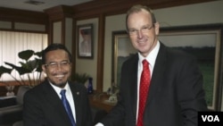 Menteri Pertanian Indonesia Suswono dalam pertemuan dengan Menteri Pertanian Australia Joe Ludwig di Jakarta. (Foto: Dok)