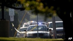 Escena del tiroteo de esta mañana en Old Bridge, Nueva Jersey, en el que tres personas murieron, incluyendo al atacante, un ex infante de marina.