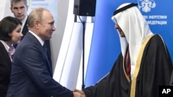 블라디미르 푸틴 러시아 대통령과 압둘아지즈 빈 살만 사우디아라비아 에너지장관이 지난해 10월 모스크바에서 열린 에너지주간포럼에서 악수하고 있다.