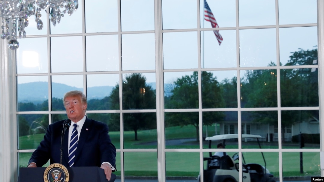 Presiden AS, Donald Trump, berbicara dalam makanan lama dengan para pemimpin bisnis terkemuka di Trump National Golf Club di Bedminster, New Jersey, AS, 7 Agustus 2018 (foto: Reuters/Leah Millis)