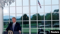 Presiden AS, Donald Trump, berbicara dalam makanan lama dengan para pemimpin bisnis terkemuka di Trump National Golf Club di Bedminster, New Jersey, AS, 7 Agustus 2018 (foto: Reuters/Leah Millis)