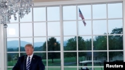 Presiden AS Donald Trump berbicara pada makan malam dengan para pemimpin bisnis di Trump National Golf Club, Bedminster, New Jersey, 7 Agustus 2018.