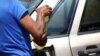 Un hombre llena el tanque de su automóvil con combustible de contrabando desde la frontera con Colombia, en San Cristóbal, estado Táchira, Venezuela, el 27 de enero de 2022. Foto: Reuters.