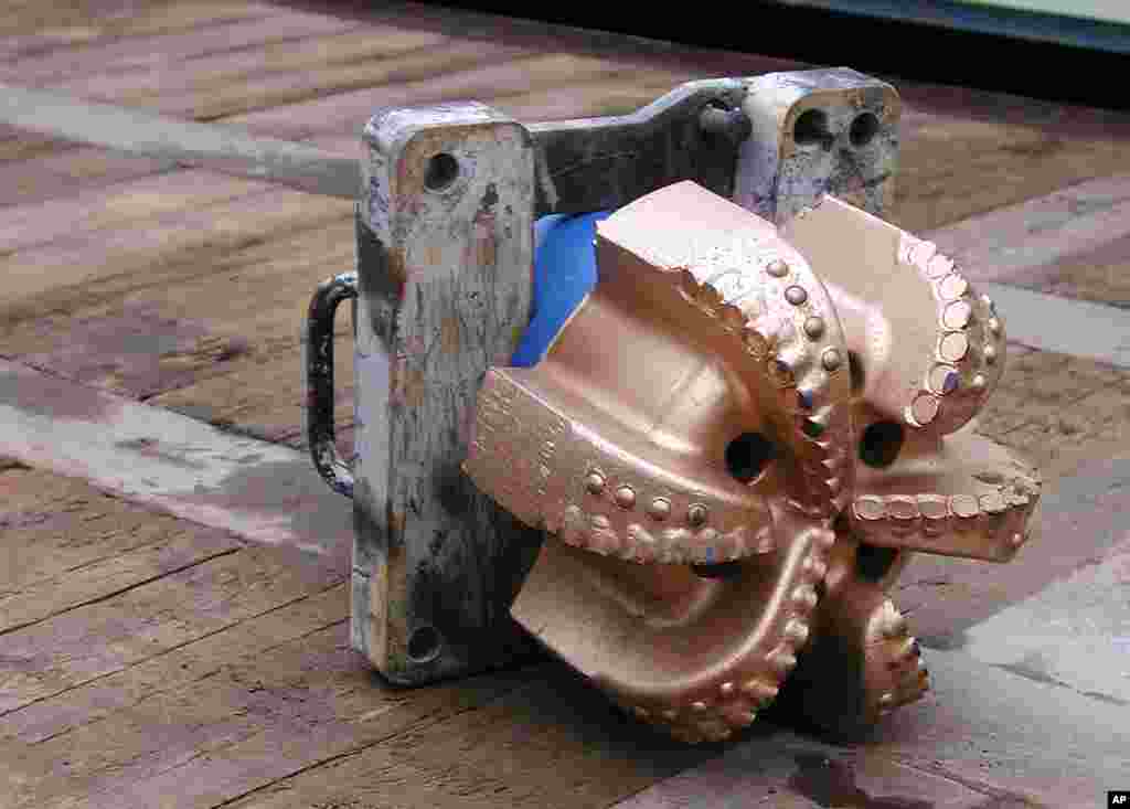 Drill bit used to dig more than a kilometer through layers of rock to reach shale deposit underground.  (Rosanne Skirble/VOA)