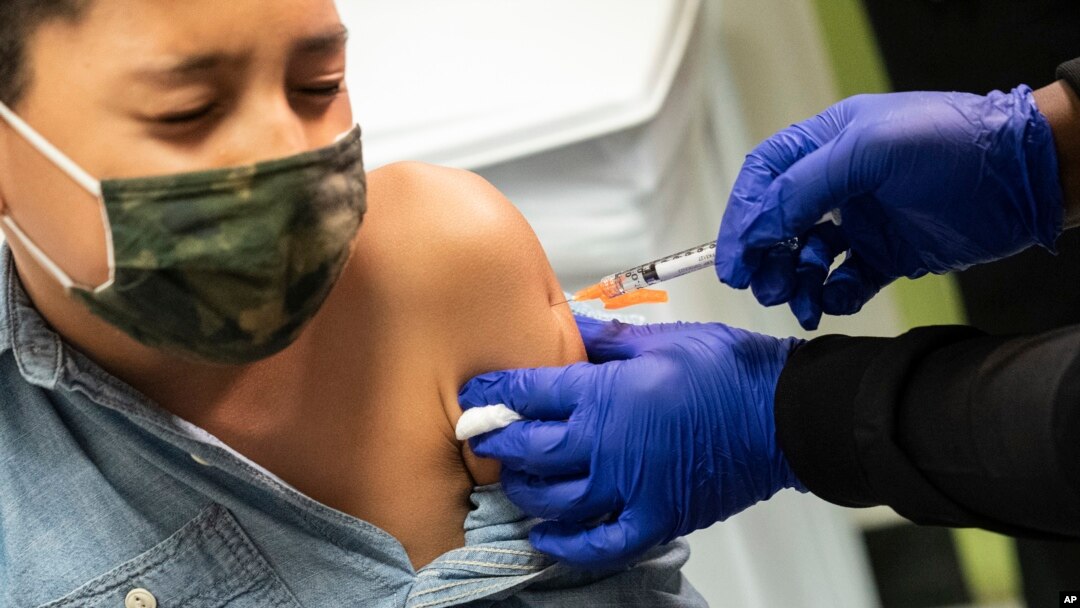 Một em nhỏ 10 tuổi được tiêm liều vaccine ngừa COVID-19 đầu tiên của Pfizer-BioNTech tại Bệnh viện NYC Health + Hospitals Harlem, ngày 4 tháng 11, 2021, ở Thành phố New York, Mỹ.