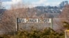 Un cartel indica la frontera entre EEUU y Canadá en el cruce fronterizo Peace Arch en Blaine, Washington, el 5 de marzo de 2025. 