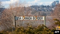 Un cartel indica la frontera entre EEUU y Canadá en el cruce fronterizo Peace Arch en Blaine, Washington, el 5 de marzo de 2025. 