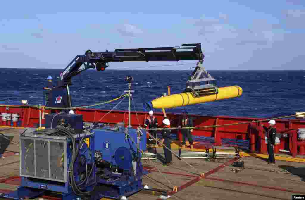 The Bluefin 21, the Artemis autonomous underwater vehicle (AUV), is hoisted back on board the Australian Defence Vessel Ocean Shield after a successful buoyancy test in the southern Indian Ocean as part of the continuing search for the missing Malaysia Airlines plane, April 4, 2014.